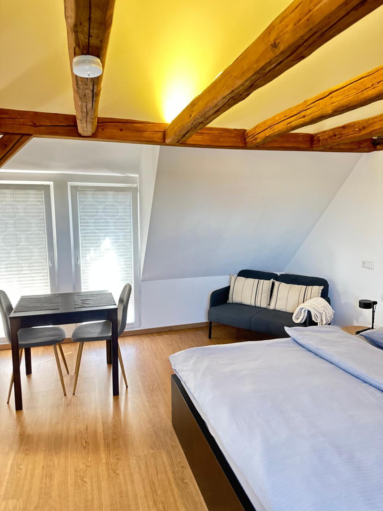 1 Zimmer Wohnung Dg Mit Klimaanlage Und Kleinen Balkon Oedheim Luaran gambar